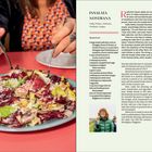 Links ein farbenfroher Salat auf einem blauen Teller. Rechts das Rezept "Insalata Nostrana" mit Zutaten und Anleitung.