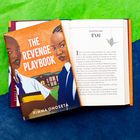 Buchcover mit Text "THE REVENGE PLAYBOOK". Kapitelüberschrift "CHAPTER ONE UYAI". Illustration von zwei Personen.