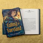 Cover: „Falling to Fairyland“ von Sarah Jean Horwitz. illustration: Kind mit Umhang und Laterne; geöffnetes Buch daneben.
