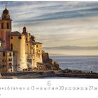 Camogli Ligurien, Casares Edition, Kalenderseite für den Monat Juni. Küstenort mit historischer Kirche am Meer in sanftem Licht.