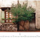 „Sirmione“ und „6“ sind die auffälligsten Texte. Eine rustikale Hausfassade mit Pflanzen und einer Treppe.