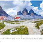 Text: "Drei Zinnen." Darunter ist eine Berglandschaft mit einer Hütte und Kapelle, dramatischen Bergen und wolkigem Himmel.