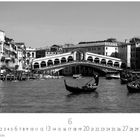 Rialto, 6. Schwarz-weiß-Fotografie: Brücke über einen Kanal, Gondeln, historische Gebäude. Kalenderelemente sichtbar.