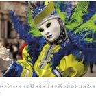 "6" und "CASARES EDITION". Eine Person trägt ein auffälliges Kostüm mit Maske und Federhut in Blau und Grün.