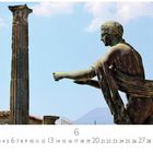 "Tempel des Apollo Pompeji." Statue in antiker Szenerie mit Säule im Hintergrund, blauer Himmel, Kalender mit Monatsübersicht.