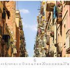 „La Barceloneta“, Kalenderseite für Juni, zeigt enge Straßen mit bunten, sonnigen Häusern und Wäsche auf Balkonen.