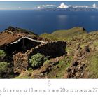"La Gomera" oben links, Kalenderblatt Juni unten. Alte Steinhütte umgeben von grünem Hügel, Blick aufs Meer und entfernte Insel.