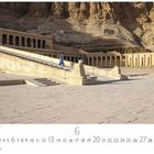 "Grabmal der Hatschepsut" steht unter einer Rampe mit zwei Statuen. Eine Person in Blau geht dort entlang. 날짜 아래에는 'CASARES EDITION'이 적혀 있습니다.