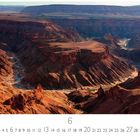 "Fish River Canyon", Monatsübersicht Juni. Rote Felsen und beeindruckender Canyon, markante Tiefen und Schatten.