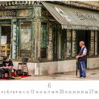 Straßenszene. Ein alter Laden, verblasst und abgenutzt. Menschen gehen vorbei, einer spielt Musik. Es ist der 6. Juni.