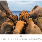 „Granitküste“ oben links, Kalender mit Datenreihe unten. Große, orange Granitfelsen führen zum Meer unter blauem Himmel.