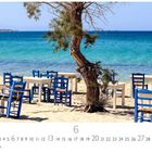 „Taverne am M“ und „CASARES EDITION“. Im Hintergrund sind blaue Stühle und Tische am Strand, mit einem Baum und Meer.