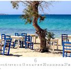 Text: "Taverne am Meer", "6", "CASARES EDITION".  
Ein Baum neben blauen Stühlen und Tischen an einem Strand vor klar blauem Wasser.