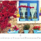 "Malerischer Innenhof" steht unten links. Eine blaue Fensterfront mit roten Blumen und blauen Blumentöpfen auf Steinmauer.