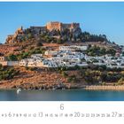 "Lindos" und Kalender mit Datum unten. Festung auf Hügel, weiße Häuser und grünes Laub am Hang, Wasser im Vordergrund.