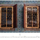 Fenster im Topkapi Palast. Zwei verglaste Fenster mit Holzläden und kunstvoller Gitterverzierung auf reich verzierten Kacheln.