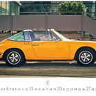 Porsche 911 Targa. Juni. Gelber Oldtimer vor moderner Architektur, Seitenansicht.