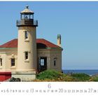 Text: "Coquille Lighthouse, Oregon, USA". Ein runder Leuchtturm am Meer, umgeben von grünem Buschwerk.