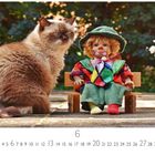 "6" und Zahlen sind unten abgebildet. Eine Katze sitzt neben einer Clownpuppe auf einer Bank.