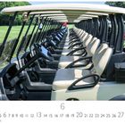 Text: "CASARES EDITION" und Zahlen 1-30. Szene: Reihe Golfcarts, Mann in rotem Shirt links, grüne Wiese im Hintergrund.