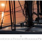 Text: "6 CASA RES EDITION"

Kalenderblatt mit einem Sonnenuntergang über einem ruhigen Meer, Segelboot im Vordergrund.