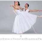 Unter den Zahlen 6 und 13 stehen zwei Balletttänzer in weißen Kostümen in eleganter Pose.