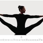 6. Kalender mit Nummern darunter. Mensch in schwarzer Kleidung in einer Yoga-Pose, Beine gespreizt.