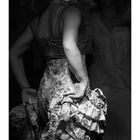 Kalenderseite mit Daten vom Juni: 1 bis 30. Frau in Flamenco-Kleid von hinten in Schwarz-Weiß-Fotografie.