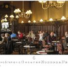 Café Sperl, Kalenderseite mit Datum 1-30, Monat 6. Menschen in historischem Kaffeehaus, elegante Kronleuchter, Holzwände.