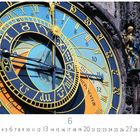 Astronomische Uhr. Eine farbenfrohe Uhr mit römischen Ziffern und einem skelettartigen Figur daneben.