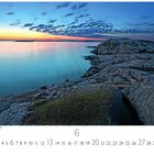 Küste in der Mitternachtssonne, 6. Monat. Landschaft mit Felsen und ruhigem Meer, Himmel bei Sonnenuntergang.