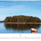 "Insel auf der Seenplatte" steht unten. Ein bewaldete Insel in einem ruhigen See, blauer Himmel.