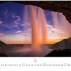 Seljalandsfoss, Casares Edition, Kalenderblatt mit Zahl 6. Bild eines Wasserfalls bei Sonnenuntergang, gesehen von einer Höhle aus.