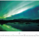 "13 6 CASA RES EDITION." Polarlichter leuchten über einem See vor einer Bergkulisse.