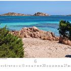 Italien, Sardinien, La Maddalena Nationalpark. Sandstrand mit Felsen, davor türkisfarbenes Meer und dichter grüner Bewuchs.