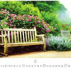 Kalenderseite Juni; Parkbänke in einem blühenden Garten mit üppigen grünen Büschen und rosa Blumen.