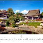 1 bis 30, 6, Casares Edition. Japanischer Garten mit traditionellen Gebäuden und Brücke, umgeben von Bäumen und Teich.