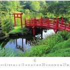 Text: "Japanischer Garten", "6". Eine rote Brücke über einen Teich mit grüner Vegetation.