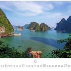 "Ha Long Bay", "6", "CASARES EDITION"; grüne Kalkfelsen im Wasser, Boote und blauer Himmel, umrahmt von Pflanzen.