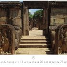 Polonnaruwa, CASAES EDITION. Historische Ruinen mit Figurenreliefs und einem steinernen Torbogen vor einem bewaldeten Hintergrund.