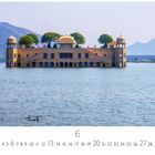 Jal Mahal, Kalender mit Daten 1-30 und großem "6". Palast im Wasser, Bäume, Berge im Hintergrund.