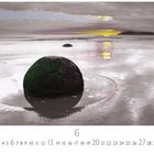 Text: "Moeraki Boulders at Sunrise", "6", "CASARES EDITION".   
Bild: Kullerförmiger Felsen am Strand bei Sonnenaufgang.