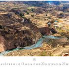 Text: Colca Canyon, 6. 
Eine Schlucht mit Fluss, umgeben von terrassierten Feldern und Hügeln.