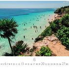 "Tulum Beach" unten links. Bild zeigt kristallklares Wasser, Menschen im Meer und üppige Klippenvegetation.