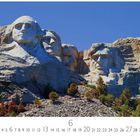 Mount Rushmore, 6, 1-30. Die monumentalen Präsidentenköpfe sind in den Felsen gemeißelt, im Hintergrund blauer Himmel.