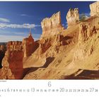 Navajo Loop Trail im Bryce Canyon, Juni. Felsformationen im Sonnenlicht unter blauem Himmel.