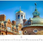 Massachusetts, Cambridge, Harvard University. Architektur mit roten Ziegeln, goldener Kuppel und blauem Himmel. Datum unten.