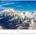 "Mount Denali" steht unten links, "CASARES EDITION" links unten. Schneebedeckte Berge unter klarem Himmel.