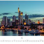 "Frankfurt am Main", "6", "CASARES EDITION". Eine städtische Skyline spiegelt sich im Wasser bei Dämmerung.