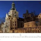 "National Museum" steht unten links. Ein beleuchtetes Gebäude mit Turm und Reiterstatue im Vordergrund bei Nacht.